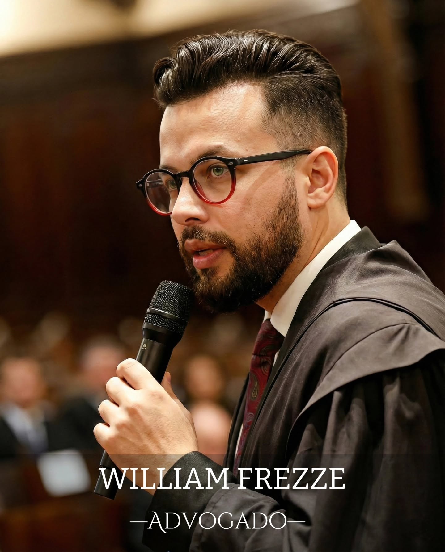William Frezze de óculos e beca, falando ao microfone, com a inscrição William Frezze — Advogado